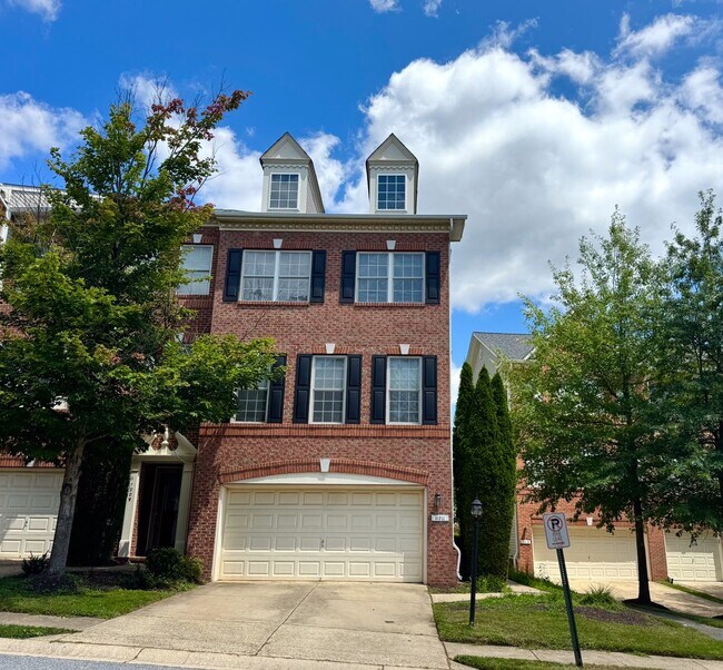 Building Photo - Beautiful 4 BR/3.5 BA EOG Townhome in Laurel!
