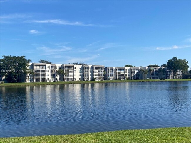 Building Photo - 9420 Poinciana Pl Unit 214