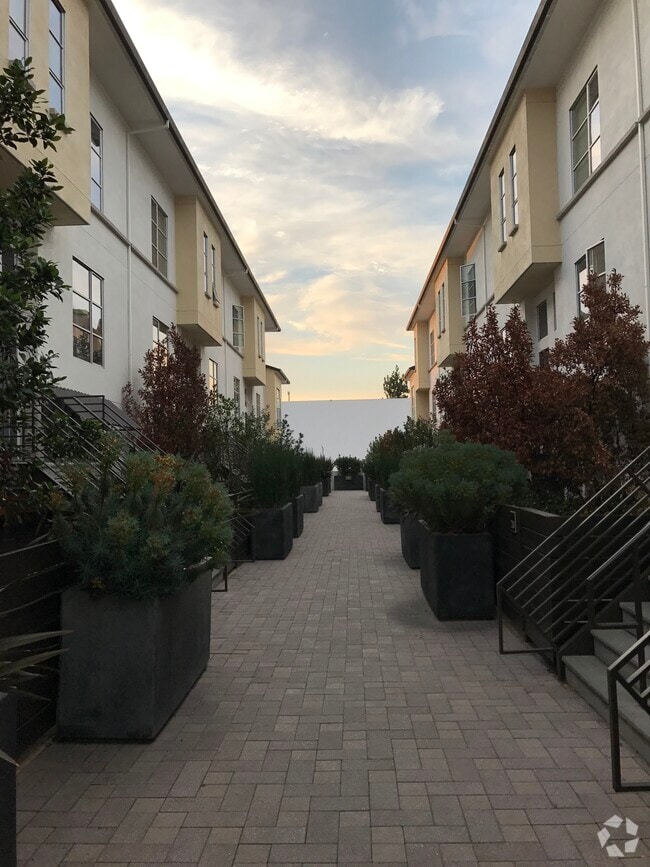 Building Photo - 1 E Julian St Unit 311 Rental