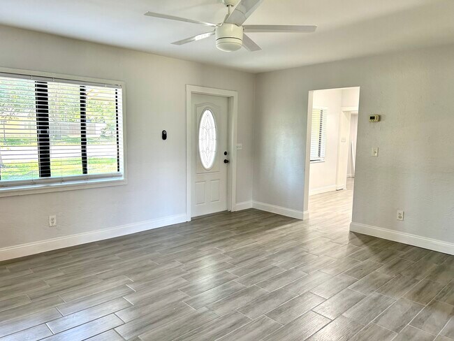 Photo - 487 Overstreet Ave