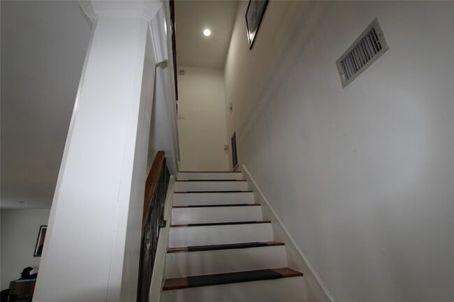 Building Photo - 301 Willard St