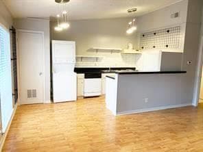 Building Photo - 600 W 51st St Unit 103