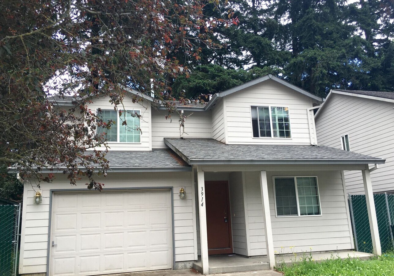 3 Bedroom/2.5 Bath Home Conveniently Located in SE! - 3 Bedroom/2.5 Bath Home Conveniently Located in SE!