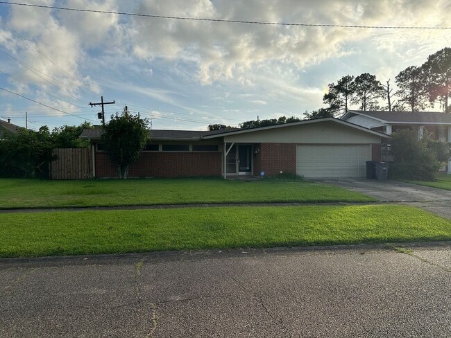 Building Photo - MID CITY SOUTH HOME FOR RENT