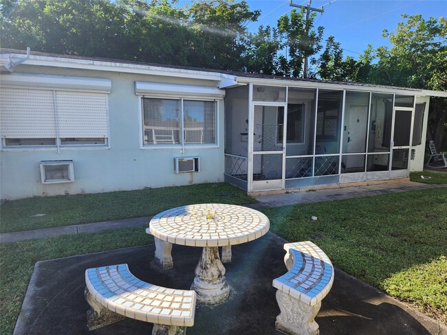 Building Photo - 2213 Lincoln St Unit 14