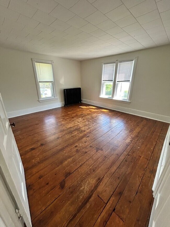 Photo - Spacious 2-Bedroom Apartment with Bonus Room – $850/month Unidad 675 6th Avenue