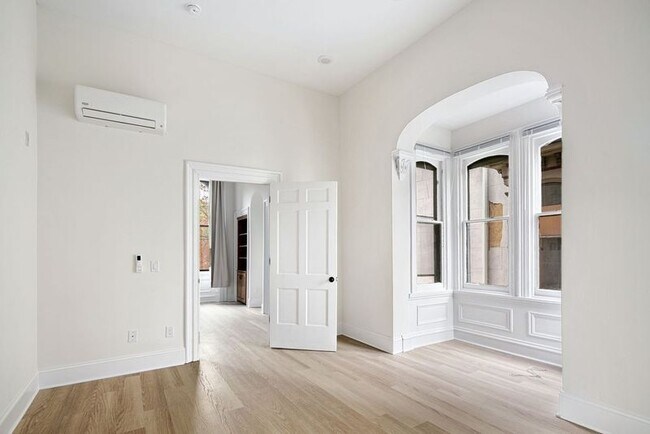 Photo - 1913 Wallace St