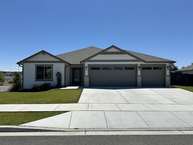 Building Photo - Stunning 4-Bedroom Home with Breathtaking Pasture Views for Lease – 1,990 sq ft