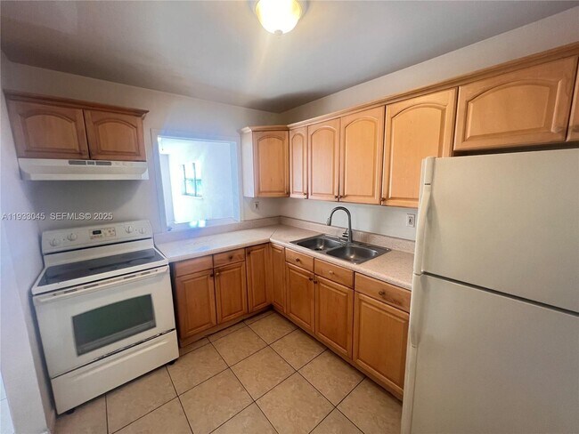 Building Photo - 12290 NE 11th Ct Unit 203