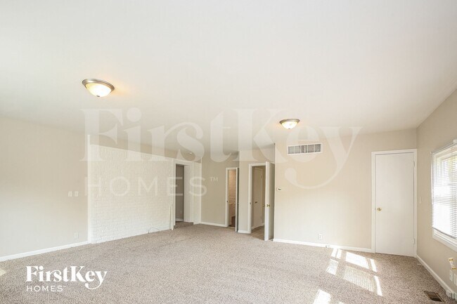 Photo - 6925 Bloomfield Dr E