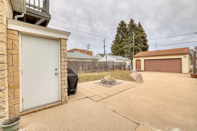 Photo - 122 S 77th St