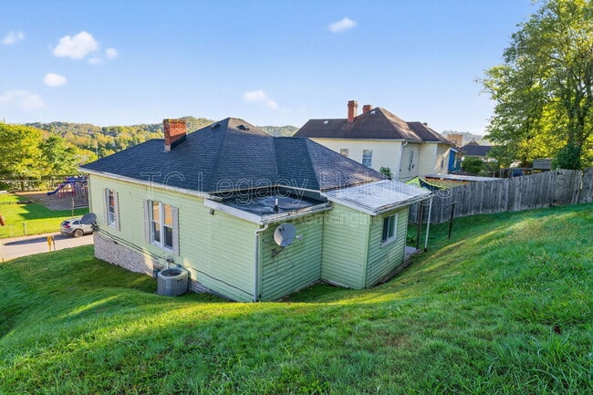 Photo - 1627 W Pike St