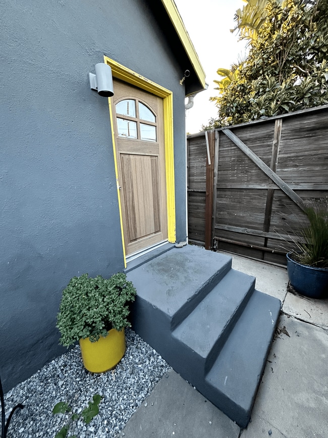 Building Photo - Charming 1 Bedroom House in Venice with Patio and W& D in unit !!! All Utilities Included !!!