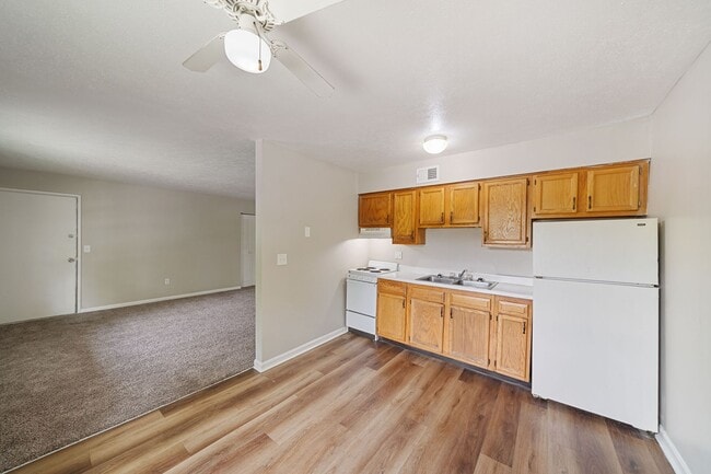 Colonial Oaks Apartments