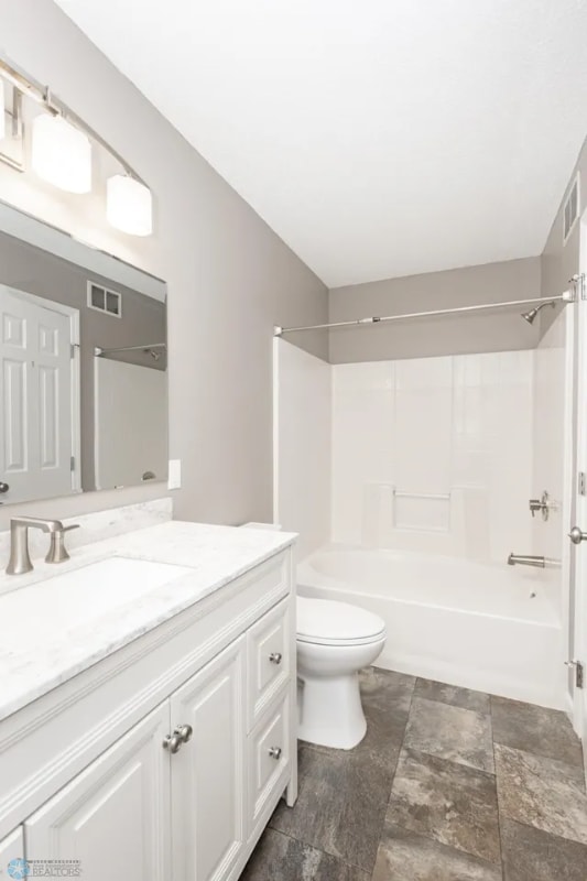 Photo - 715 49th St S