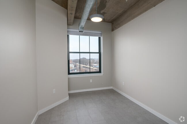 2BR, 1BA - 985SF - Primary Bedroom