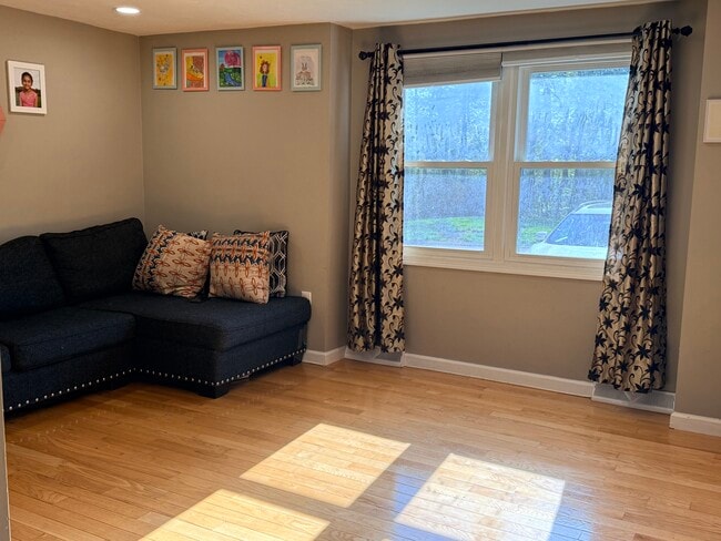 Living Room - 37 Pinecrest Vlg