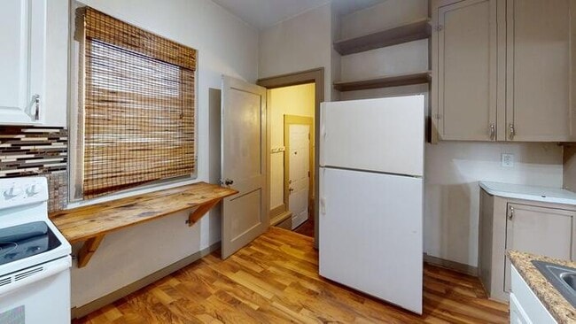 Photo - 205 3rd Ave NE