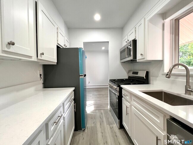 Building Photo - 208 Flax Hill Rd Unit 32