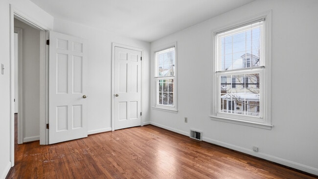 Photo - 6415 Howe St