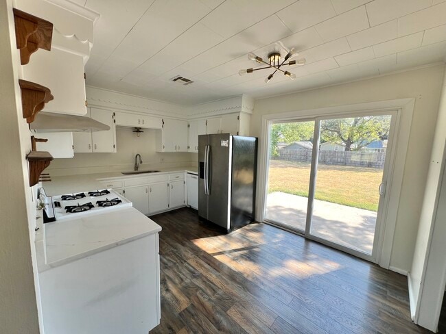 Kitchen - 607 Zachary St