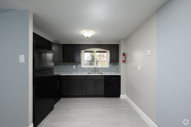 2BR, 1BA - Kitchen