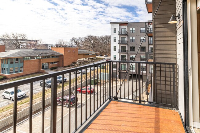 2BR, 2BA - 1,120SF - Balcony