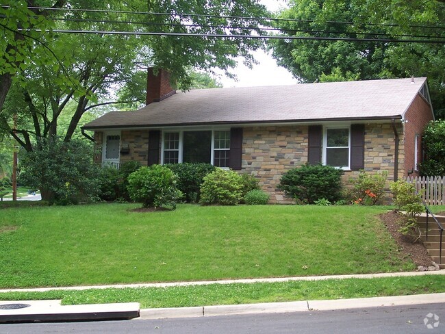 Building Photo - Renovated Rambler Close to Walter Reed, NI... Rental