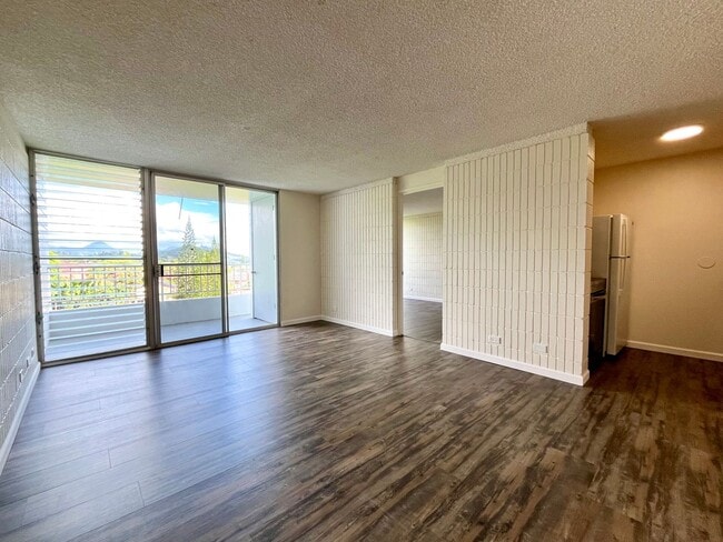 Building Photo - Haiku Hale: 2 Bed, 1 Bath Condo w/ 1 Parki... Unit C605