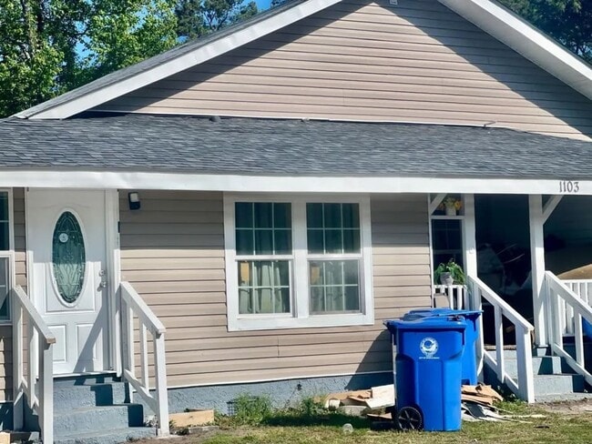 Building Photo - Studio fully Renovated Unit 1