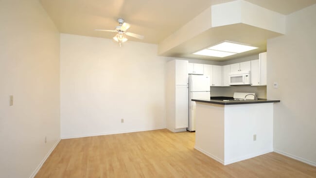 Building Photo - Vista Del Lago Rental