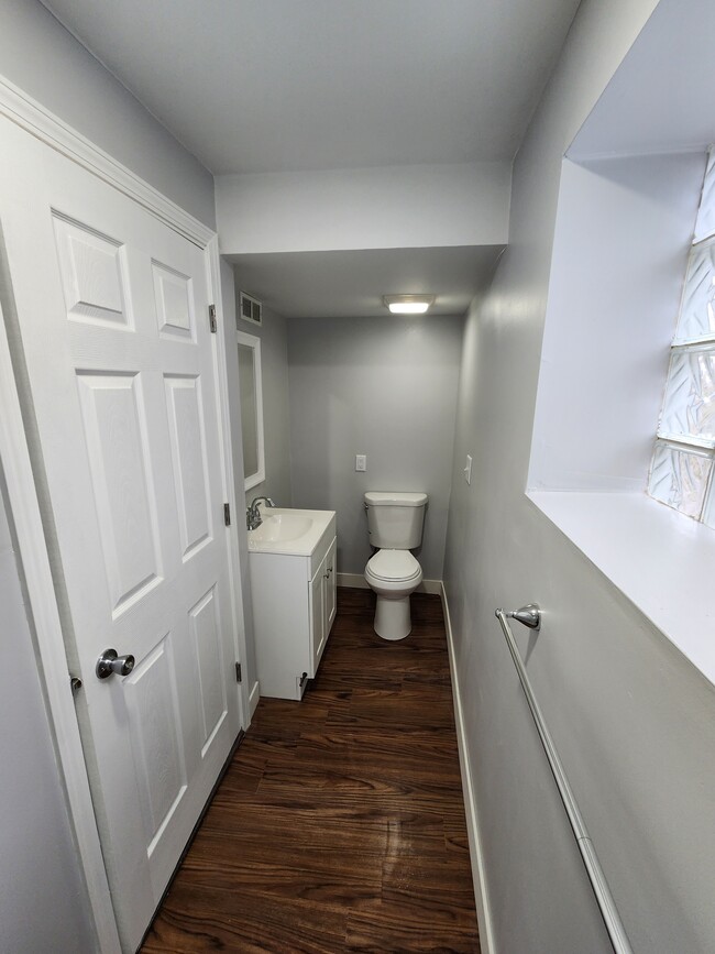 Baño: lavabo e inodoro - 7302 Columbia Ave