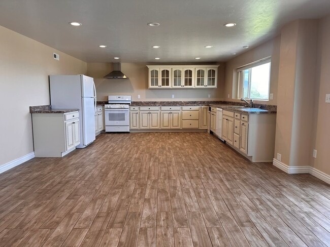2 Bedroom Walk out Basement Apartment - 2 Bedroom Walk out Basement Apartment