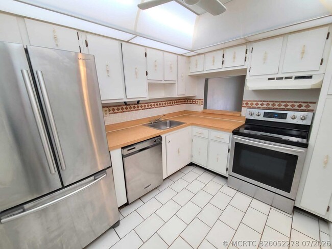 Building Photo - 4354 NW 9th Ave Unit 14-3C