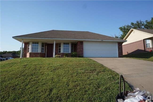 Building Photo - 3 Bedroom 2 Bath House, Total Electric, Tw...