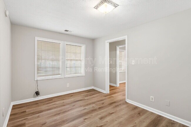 Photo - 1435 Lynford Dr SW