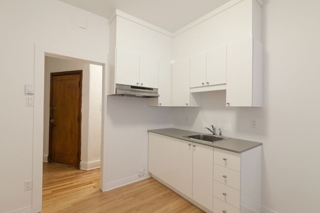 Building Photo - 4870 Chem. Queen Mary Unit 8