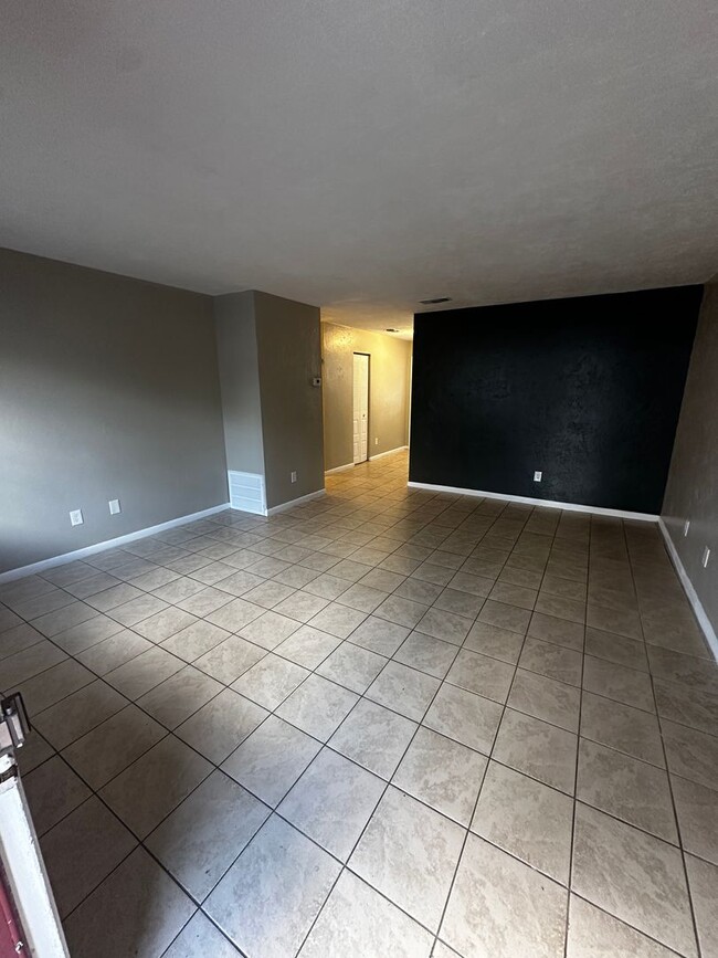 TV-RR - TV-RR Apartment Unit C
