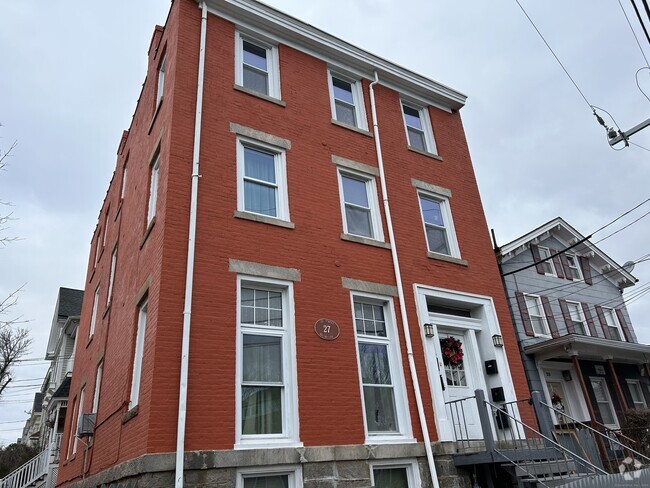 Building Photo - 27 Jay St Unit #1 Rental