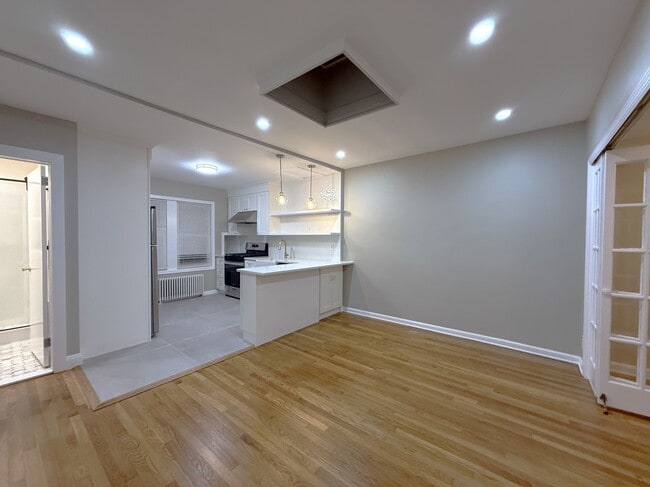 Photo - 100-03 Ascan Ave