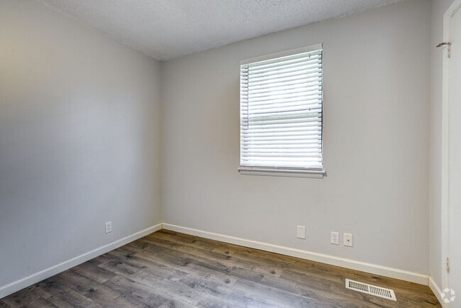 Building Photo - Newly Updated Home Just Minutes From Downt...