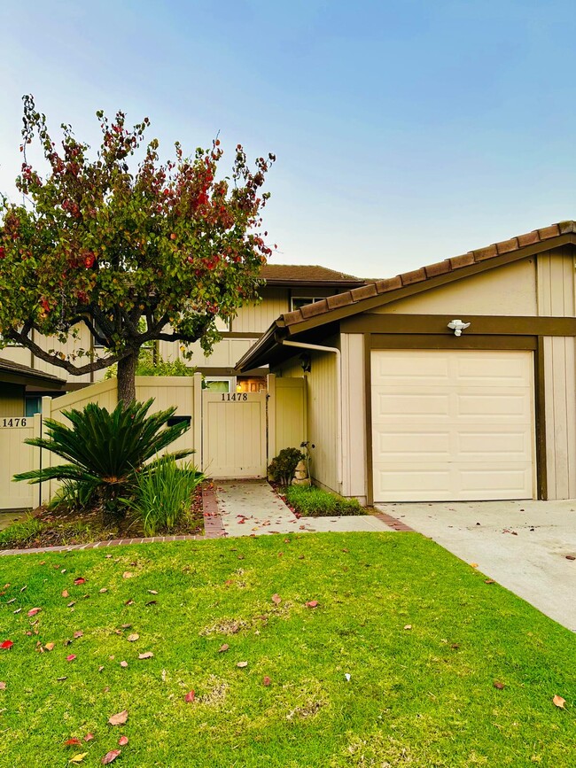 Front of house - 11478 Matinal Cir Townhome