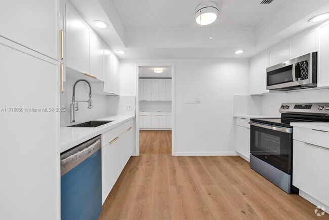 Building Photo - 11801 NE 11th Ave Rental