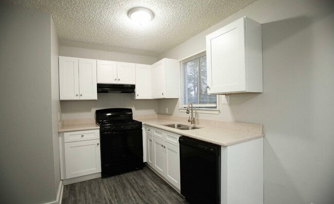 Photo - 715 Rose Ln