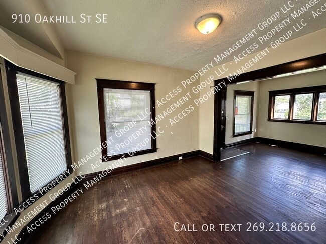 Photo - 910 Oakhill St SE