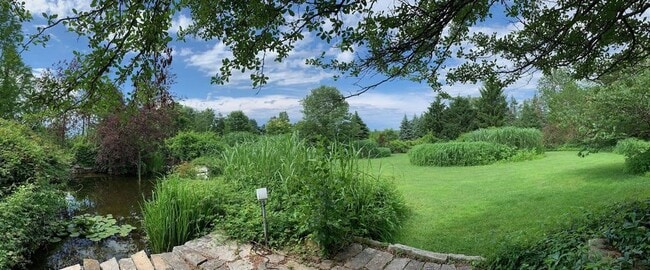 Jardines y estanque - 11194 Bell Rd