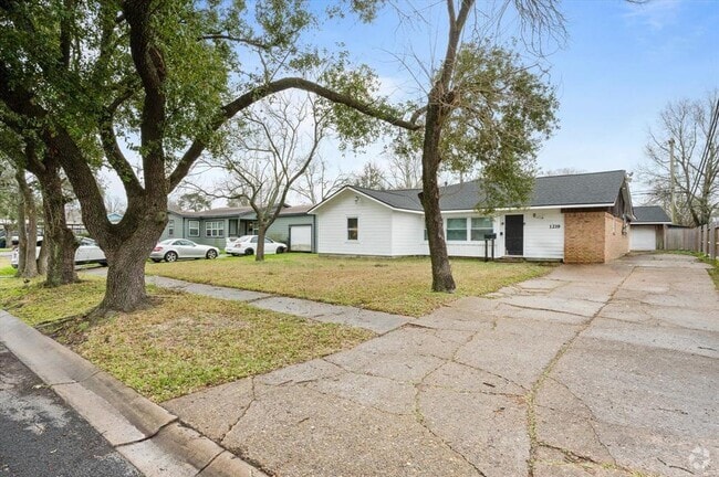 Building Photo - 1219 Park Ln Rental