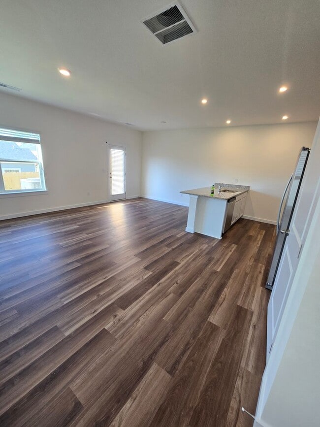 Building Photo - 4Bedroom 2.5Bathroom Townhouse!