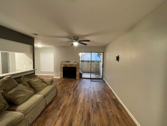 Building Photo - 821 W Harwood Rd Unit Condo D