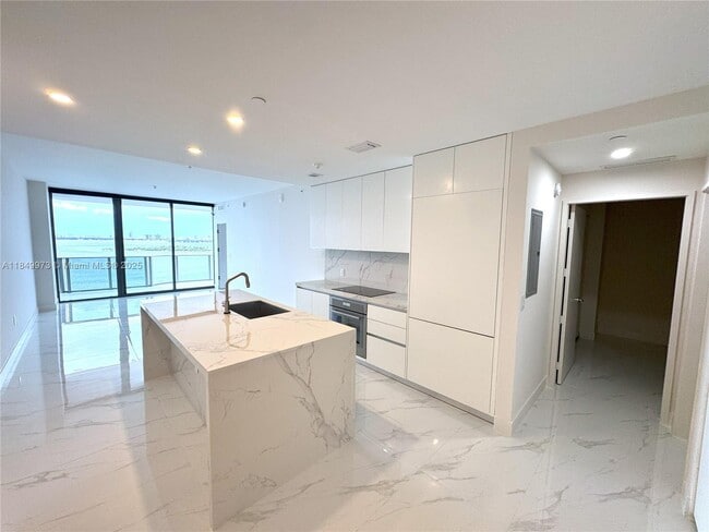 Building Photo - 725 NE 24th St Unit 804 Rental